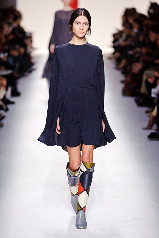 Valentino Fall2014本季秋冬女装系列展示了多元化的时尚元素: 条纹、 “Commedia Dell’Arte”钻石图案、大型印花图案，还有几何印花图案。衣服上的刺绣和所展示的15世纪镶嵌工艺, 如时尚万花筒, 展示了系列千变万化的特点。