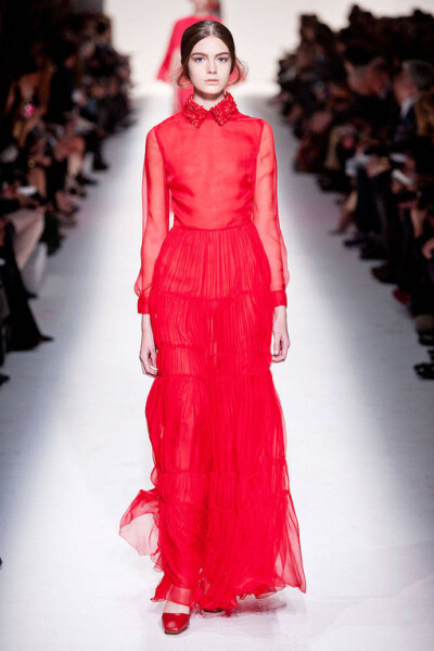 Valentino Fall2014本季秋冬女装系列展示了多元化的时尚元素: 条纹、 “Commedia Dell’Arte”钻石图案、大型印花图案，还有几何印花图案。衣服上的刺绣和所展示的15世纪镶嵌工艺, 如时尚万花筒, 展示了系列千变万化…