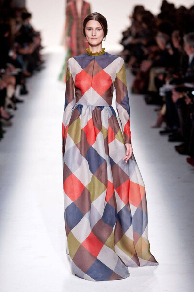 Valentino Fall2014本季秋冬女装系列展示了多元化的时尚元素: 条纹、 “Commedia Dell’Arte”钻石图案、大型印花图案，还有几何印花图案。衣服上的刺绣和所展示的15世纪镶嵌工艺, 如时尚万花筒, 展示了系列千变万化…