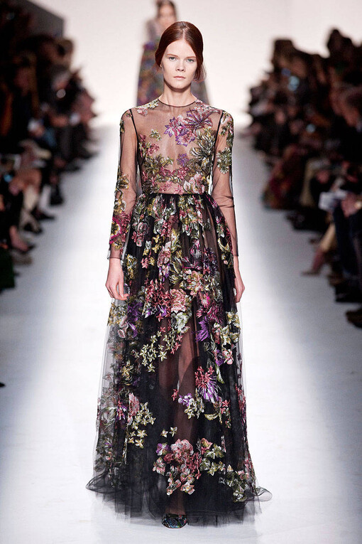 Valentino Fall2014本季秋冬女装系列展示了多元化的时尚元素: 条纹、 “Commedia Dell’Arte”钻石图案、大型印花图案，还有几何印花图案。衣服上的刺绣和所展示的15世纪镶嵌工艺, 如时尚万花筒, 展示了系列千变万化的特点。