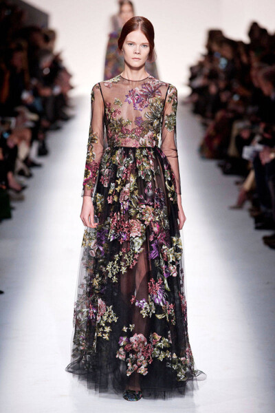 Valentino Fall2014本季秋冬女装系列展示了多元化的时尚元素: 条纹、 “Commedia Dell’Arte”钻石图案、大型印花图案，还有几何印花图案。衣服上的刺绣和所展示的15世纪镶嵌工艺, 如时尚万花筒, 展示了系列千变万化…