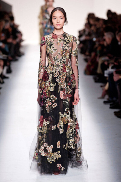 Valentino Fall2014本季秋冬女装系列展示了多元化的时尚元素: 条纹、 “Commedia Dell’Arte”钻石图案、大型印花图案，还有几何印花图案。衣服上的刺绣和所展示的15世纪镶嵌工艺, 如时尚万花筒, 展示了系列千变万化…