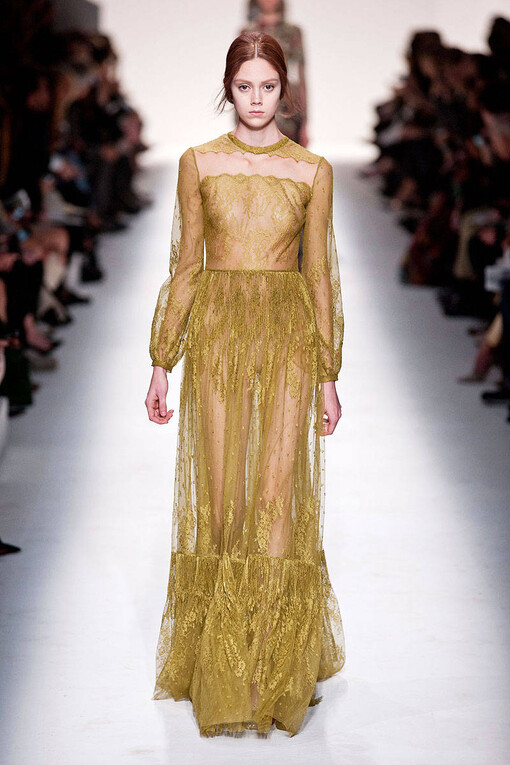 Valentino Fall2014本季秋冬女装系列展示了多元化的时尚元素: 条纹、 “Commedia Dell’Arte”钻石图案、大型印花图案，还有几何印花图案。衣服上的刺绣和所展示的15世纪镶嵌工艺, 如时尚万花筒, 展示了系列千变万化的特点。