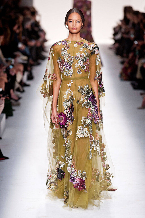 Valentino Fall2014本季秋冬女装系列展示了多元化的时尚元素: 条纹、 “Commedia Dell’Arte”钻石图案、大型印花图案，还有几何印花图案。衣服上的刺绣和所展示的15世纪镶嵌工艺, 如时尚万花筒, 展示了系列千变万化的特点。