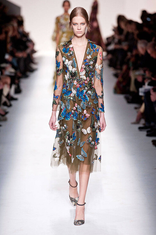 Valentino Fall2014本季秋冬女装系列展示了多元化的时尚元素: 条纹、 “Commedia Dell’Arte”钻石图案、大型印花图案，还有几何印花图案。衣服上的刺绣和所展示的15世纪镶嵌工艺, 如时尚万花筒, 展示了系列千变万化的特点。