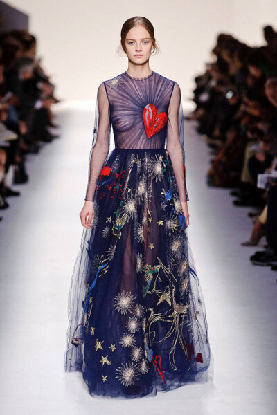 Valentino Fall2014本季秋冬女装系列展示了多元化的时尚元素: 条纹、 “Commedia Dell’Arte”钻石图案、大型印花图案，还有几何印花图案。衣服上的刺绣和所展示的15世纪镶嵌工艺, 如时尚万花筒, 展示了系列千变万化…