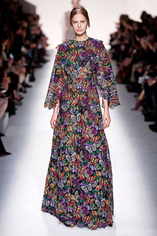 Valentino Fall2014本季秋冬女装系列展示了多元化的时尚元素: 条纹、 “Commedia Dell’Arte”钻石图案、大型印花图案，还有几何印花图案。衣服上的刺绣和所展示的15世纪镶嵌工艺, 如时尚万花筒, 展示了系列千变万化的特点。