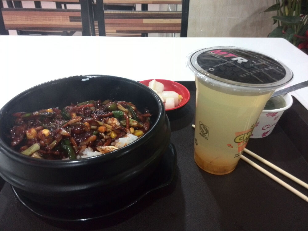 去新开的美食城，店主很热情，搞得整个美食城的人都在看我，脸都红了，不过，饭真的很好吃呢