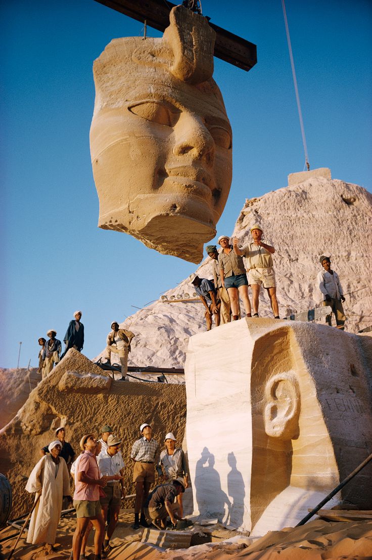 起重机把雕像的脸抬到埃及阿布辛拜勒神庙（Abu Simbel Temples）。摄影师Georg Gerster作品，摄于1966年5月..