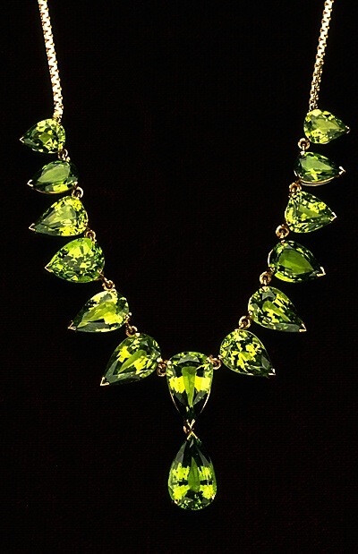 The yellow gold necklace is set with 14 pear-shaped faceted tsavorite garnets (rare and very prized brilliant green). They have a total weight of 30.79 carats and are a beautiful medium yellowish-green color.