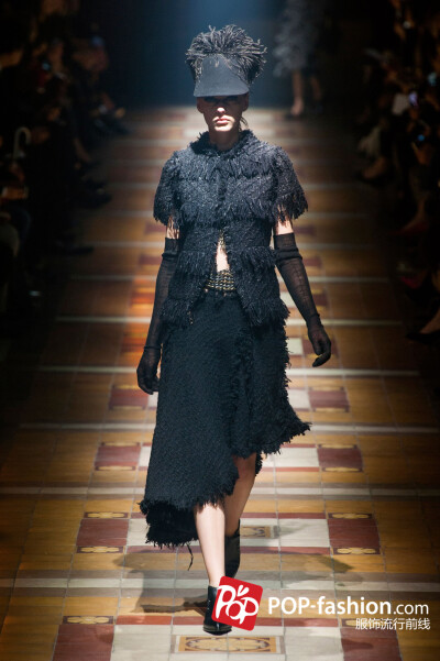 以上为Lanvin 2014秋冬米兰时装周部分现场图片，更多图片在POP伦敦时装周专题报道：http://www.pop-fashion.com/presscon/search/women_Paris_1415AW_tshowpic__t_p_1.html