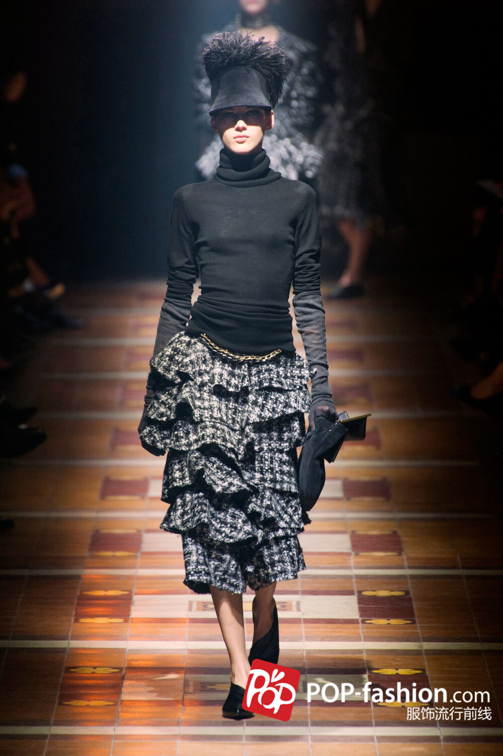 以上为Lanvin 2014秋冬米兰时装周部分现场图片，更多图片在POP伦敦时装周专题报道：http://www.pop-fashion.com/presscon/search/women_Paris_1415AW_tshowpic__t_p_1.html