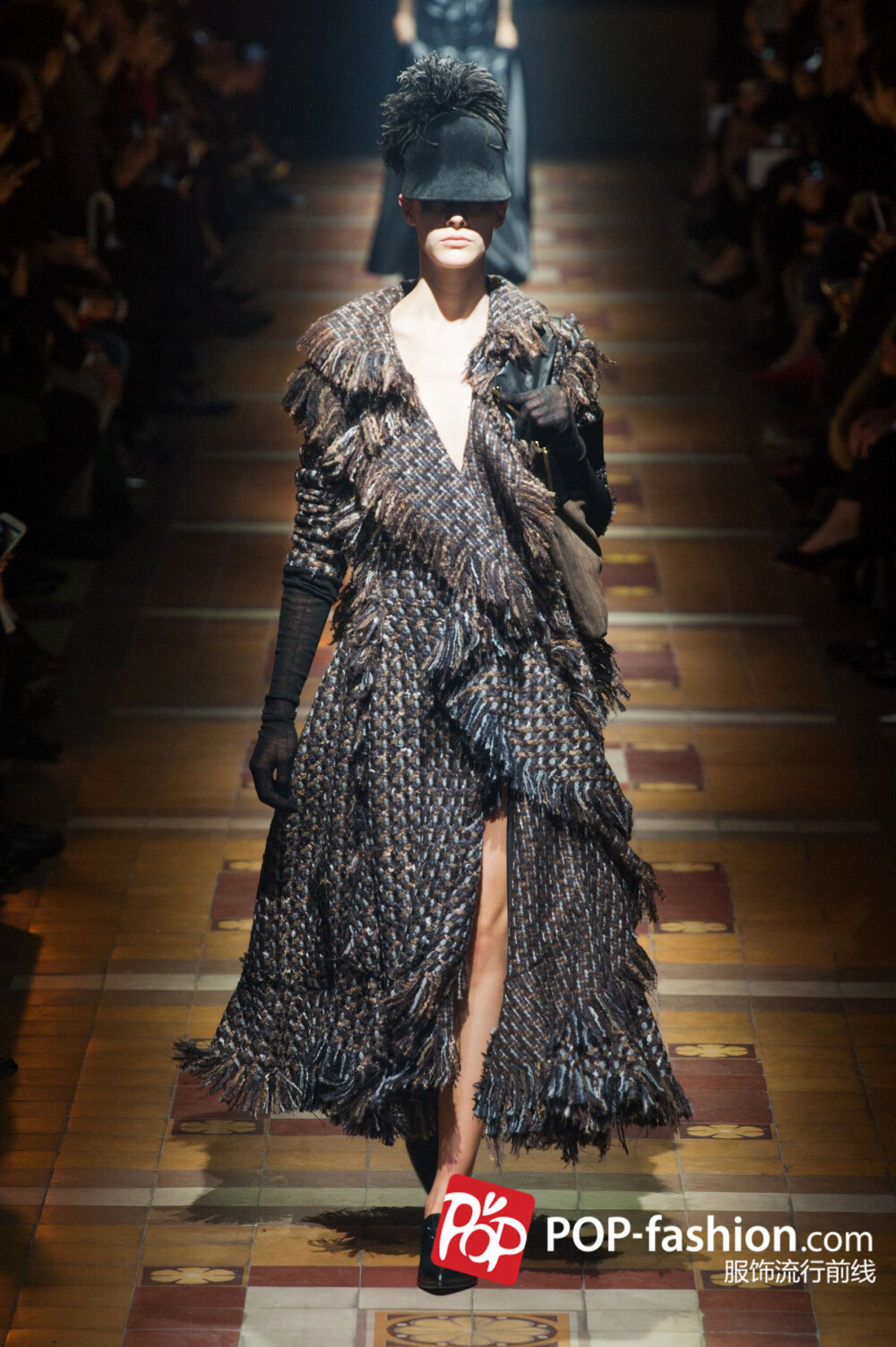 以上为Lanvin 2014秋冬米兰时装周部分现场图片，更多图片在POP伦敦时装周专题报道：http://www.pop-fashion.com/presscon/search/women_Paris_1415AW_tshowpic__t_p_1.html