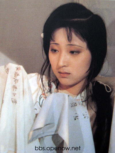 87版电视剧《红楼梦》剧照，黛玉焚稿。