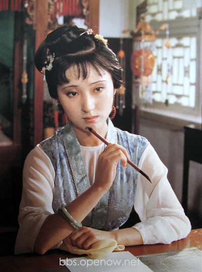 87版电视剧《红楼梦》剧照，陈晓旭饰演林黛玉。