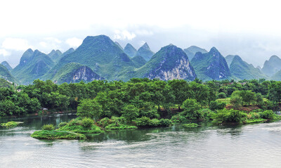 漓江 山水 树木 远山 树林 绿色植被 流水 山峰 高山 美景 山水风景 自然风景 图片大全 高清图片下载 分辨率:350DPI 尺寸：2752x1645 图片来源：http://www.huiyi8.com/tupian/