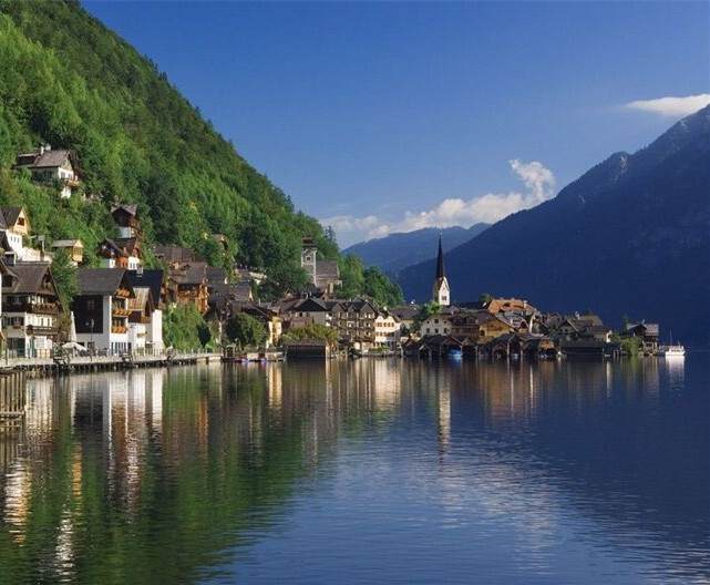 哈尔施塔特镇（Hallstatt）是奥地利上奥地利州萨尔茨卡默古特地区的一个村庄，位于哈尔施塔特湖湖畔，海拔高度511米。