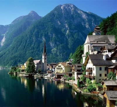 哈尔施塔特镇（Hallstatt）是奥地利上奥地利州萨尔茨卡默古特地区的一个村庄，位于哈尔施塔特湖湖畔，海拔高度511米。