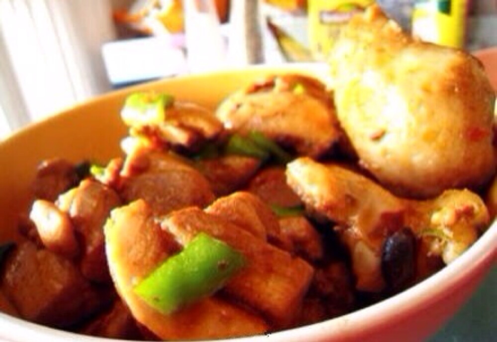 【芋儿烧鸡】1.芋头放入清水中，煮至半熟(水开后约煮10min)。冲凉水，剥皮2.热油锅，油4成热下豆瓣酱炒出红油3.下入葱段，炒香4.下入鸡腿肉，炒到变色5.下入芋头6.加入一杯水，加盖，焖约10min7.开盖收汁，临出锅撒入切碎的青辣椒。