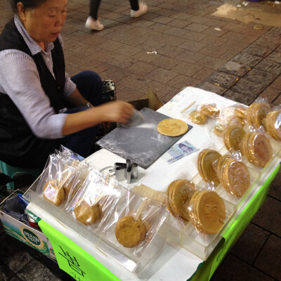 首尔路边一个阿婆在做焦糖薄饼.. 我吃出了烟花的味道......