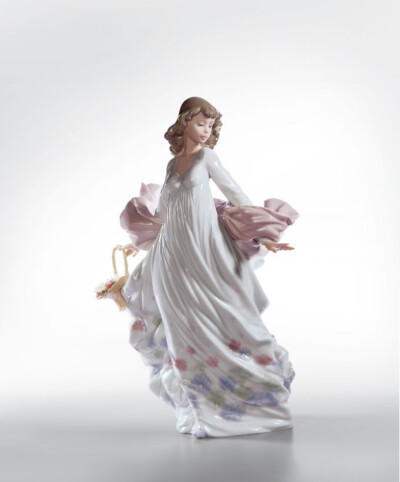 Lladro 瓷器品牌在西班牙地中海岸的瓦伦西亚市郊的小镇创立，从此开始其长达半个世纪的瓷器艺术神话。Lladro 是西班牙第三大奢侈品牌，由 Lladró (雅致) 家族的三兄弟创建。 Lladro 瓷器作品以细部的刻画见长，其中…