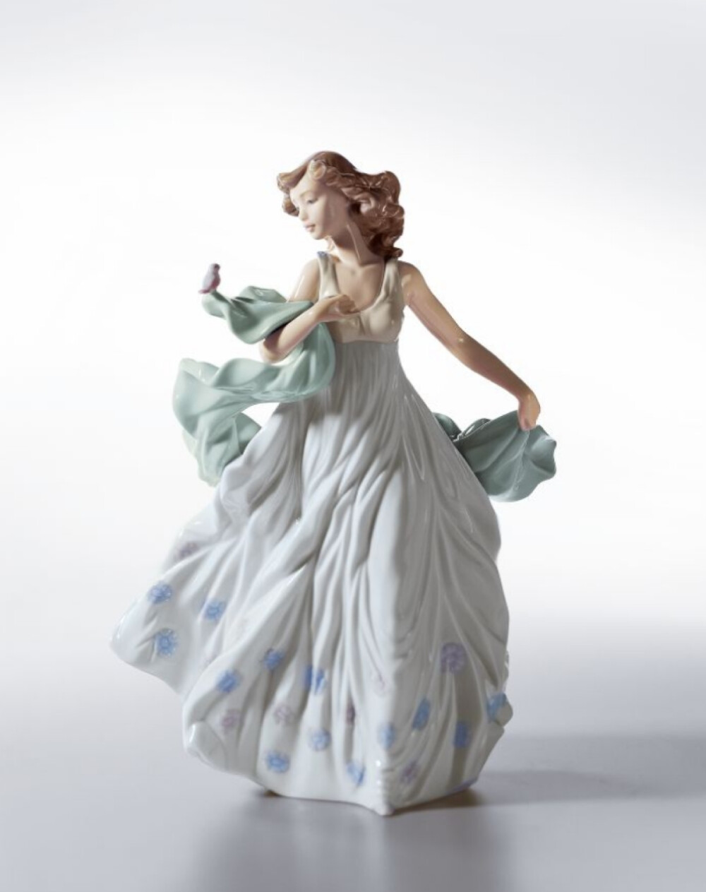 Lladro 瓷器品牌在西班牙地中海岸的瓦伦西亚市郊的小镇创立，从此开始其长达半个世纪的瓷器艺术神话。Lladro 是西班牙第三大奢侈品牌，由 Lladró (雅致) 家族的三兄弟创建。 Lladro 瓷器作品以细部的刻画见长，其中又以对蕾丝、阳伞和花卉的逼真工艺而全球闻名。 Lladro 流露出沉静优雅的气质，还稍带一些忧伤。夏日情怀