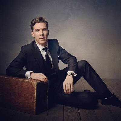 本尼迪克特·康伯巴奇（Benedict Cumberbatch），1976年7月19日出生于英国伦敦，英国演员。2000年，本尼迪克特出演电视剧《心跳》，开始演艺生涯。2004年，他在电视电影《霍金的故事》中饰演史蒂芬·霍金，并因此获得…