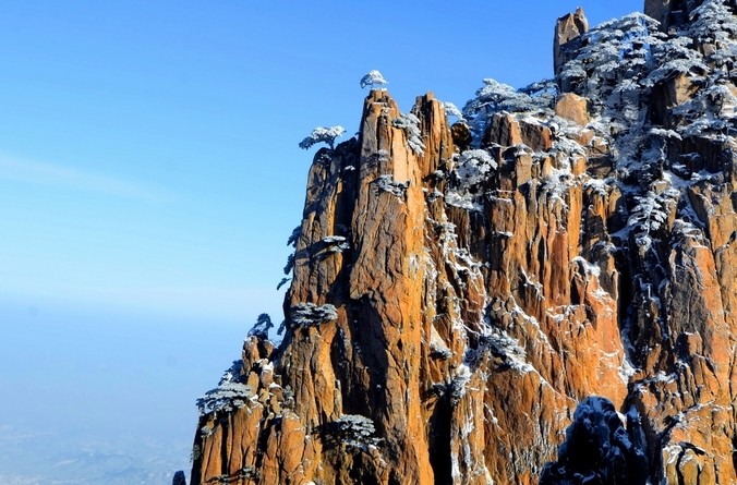  独一无二黄山冬雪图片。除了黄山“四绝”，黄山的雪景独一无二，很多景色是在其它季节和别的地方看不到的。当气温降到零下十度左右时，雨雾会被凝结在树枝上形成钟乳石般的冰挂，挂满树枝，这时的黄山，雪与松、石、云、泉完美结合，犹如天上的珊瑚岛。 图片来源：http://www.bizhizu.cn/huangshan/