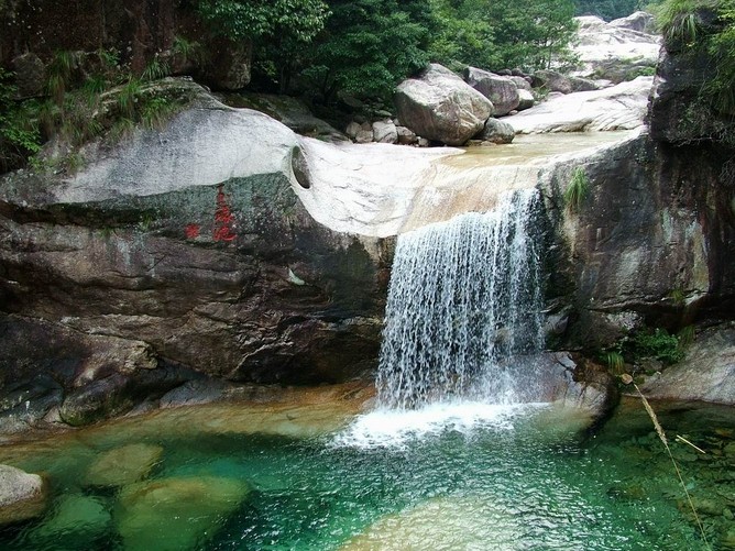  黄山醉温泉图片。安徽黄山“醉温泉”绝对是一个真正的“温泉天堂”。60多个天然泉池就像是一朵朵用水做的花般盛开在山腰中，晶莹剔透。人泡在舒爽的泉水中，头上是蓝天白云，周围则是群山环绕绿树繁花，更有云雾缭绕在泉池周围，整个人仿佛泡在朵朵云雾间，真是如梦如幻，别提多惬意了。 图片来源：http://www.bizhizu.cn/pic/1117.html