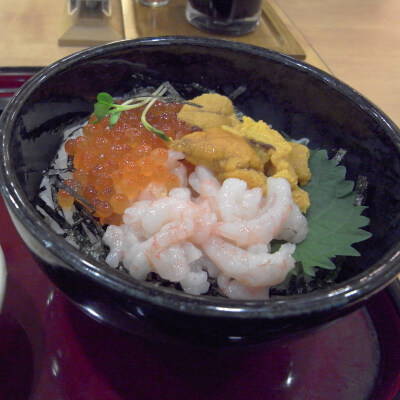 北海道札幌吃的鱼子甜虾海胆盖饭.....只有人民币50.
