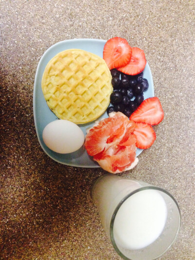 3/12 strawberry，egg，waffle，blueberry，milk，grapefruit