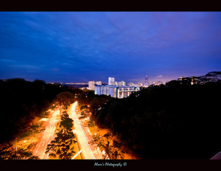 城市风光摄影小技巧：1.选择地点俯拍大场景2.广角镜头，表现建筑空间感和延伸感3.仰拍表现建筑物的高大4.在日出、日落时采用剪影拍摄5.使用慢门拍摄夜景中的车流、人流等表现动感。