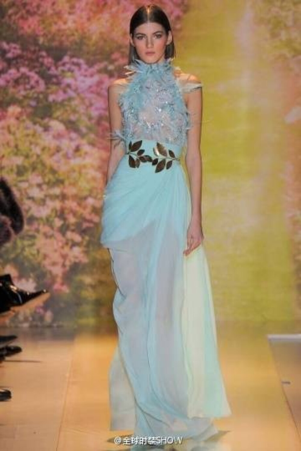 祖海·慕拉 (Zuhair Murad) 来自黎巴嫩贝鲁特，祖海·慕拉 (Zuhair Murad) 的职业生涯多来自于他儿时的爱好——在墙上和帆布上画图。