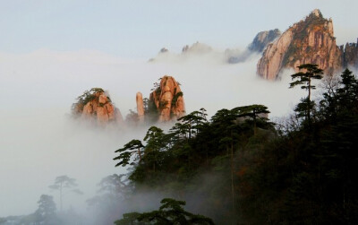 黄山四绝云海 桌面壁纸。自古黄山云成海，黄山是云雾之乡，以峰为体，以云为衣，其瑰丽壮观的“云海”以美、胜、奇、幻享誉古今，一年四季皆可观。现在来欣赏这组黄山 四绝云海壁纸哦~风起云涌，波涛滚滚，奔涌如潮…