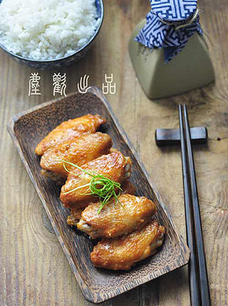 新奥尔良烤翅 主料：鸡翅8个；调料：新奥尔良腌料1袋； 做法：1.原料备用 2.味好美新奥尔良烤翅调加入30克水调均匀 3.鸡翅洗净，反面开个小口(方便入味) 4.放入处理好的鸡翅，搅拌均匀。盖上保鲜膜，入冰箱至少腌两小时，或放冰箱过夜 5.腌好的鸡翅均匀的摆放在铺了锡纸的烤盘上 6.烤箱预热220度，25分钟。烤五分钟后取出 7.刷上一层腌鸡翅的汁，再入烤箱继续烘烤 8.如此刷上三次后，鸡翅烤熟即可食用