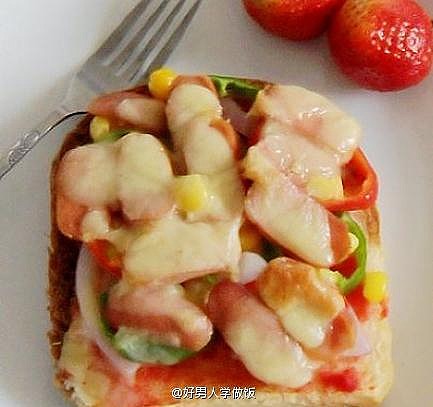  【早餐小披萨】1.青红椒切成圈，香辣脆皮肠切片，马苏里来奶酪切丝。2.土司切片铺在铺好锡纸的烤盘上，上面抹上番茄酱，依次放上青红椒、焯过水的甜玉米粒、香辣脆皮肠片、马苏里来奶酪丝。3.烤箱预热200度，中层15分钟，至吐司表面金黄，奶酪溶化即可。