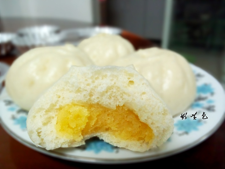 奶黄包 主料:黄油50g;鸡蛋150g(3个);奶粉30g ;吉士粉20g;澄粉50g;白