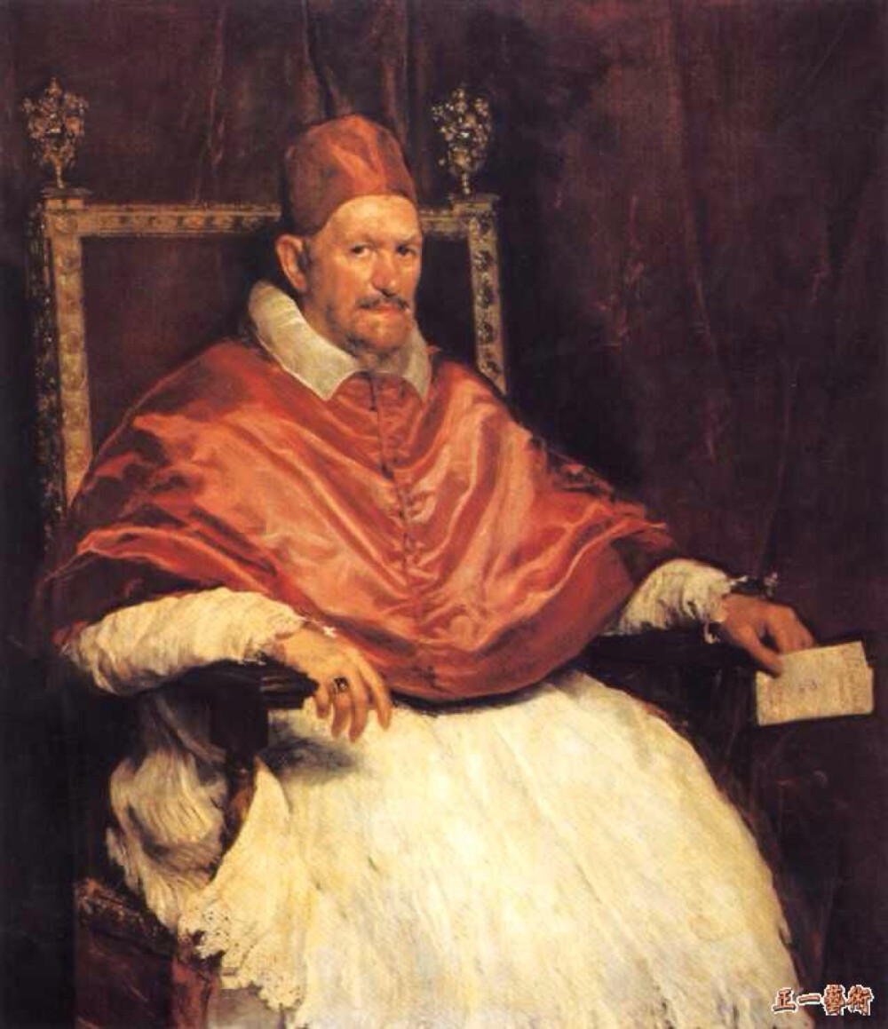  150、教皇英诺森十世像 委拉士贵支 1650年 油画 140X120厘米 罗马 利来-庞斐利画廊 委拉士贵支在1649年第二次去意大利时在那里完成了一幅著名的肖像画。画家既表现了此人的凶狠和狡猾,又表现了这个七十六岁老头子精神上的虚弱。画面上的教皇,尽管脸上流露出一刹那坚强有力的神情,但是他放在椅上的两只手都显得分外软弱无力。画家巧妙地抓住了这一点使人物形象变得更富有个性。从而给观众增加了很多的联想。这幅作品的油画技巧也是十分出色的。画面上,火热的红调子表现了特有的宗教的庄严气氛;白色的法衣和红色的披肩形成了强烈的色彩对比。笔触十分流畅自由,表现出艺术家的高超技巧。