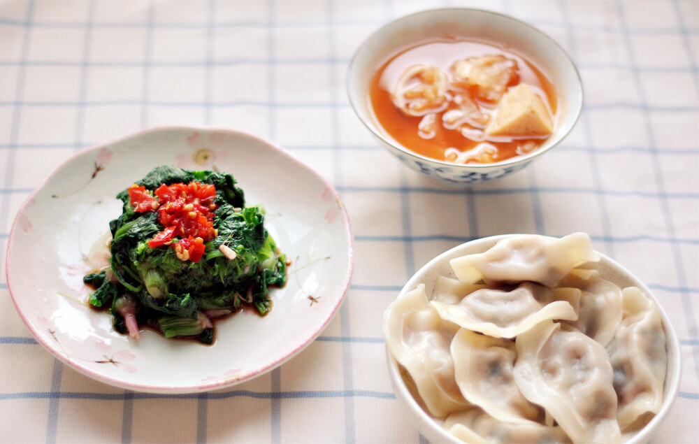 今天的早餐，速冻饺子 拌菠菜 泡菜冻豆腐汤