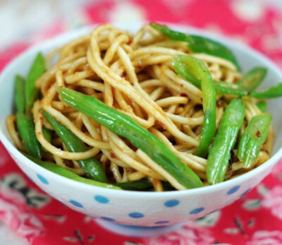 【四季豆炒面】食材：面条300g、油适量、盐适量、四季豆适量、青椒适量、拌饭酱适量、豆豉适量、花椒适量 做法：1)洗净青椒、四季豆2)准备碱面3)将四季豆斜切，青椒去籽切丝4)面条入沸水，加少许盐稍煮5)面条稍断生…