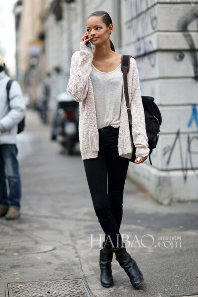 模特玛莱卡·弗思 (Malaika Firth) 现身2014秋冬米兰时装周外，白衣黑裤难掩年轻活力！