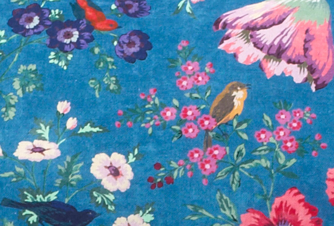 Linen print comprising birds and flowers