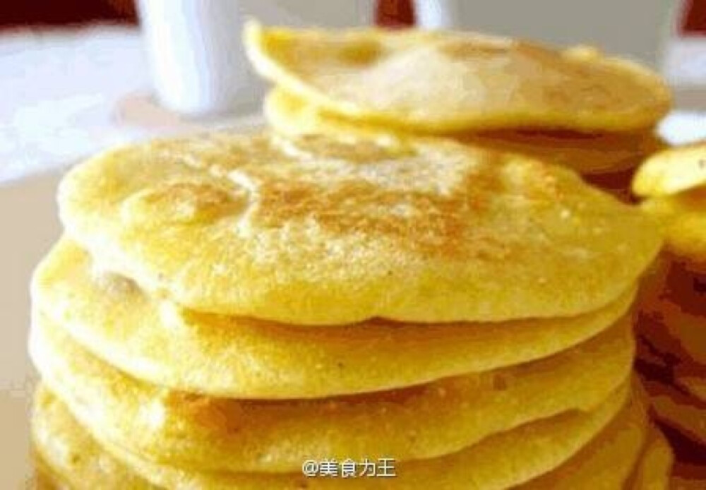 【煎玉米饼】1.取一器皿，倒入玉米面，加入适量牛奶、两个鸡蛋、泡打粉、少许水调成稀糊，放入玉米粒搅拌均匀；2.将小葱切碎放入碗中，加入虾酱、鸡蛋、香油搅拌均匀；3.坐锅点火倒入油，放入鸡蛋炒熟出锅放在盘中；4.坐平底锅，放入少许油，用勺子将玉米糊逐个摊成饼状，煎熟出锅即可。