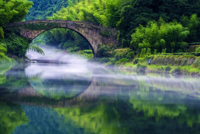 华东最大的单孔石拱桥--溪口永安桥深藏在深山密林中，雨后的小溪上飘浮着薄薄的雾，随着微风从桥下缓缓地飘浮在静谧的山野中显得这么宁静、和谐，仿佛成了人间仙境。