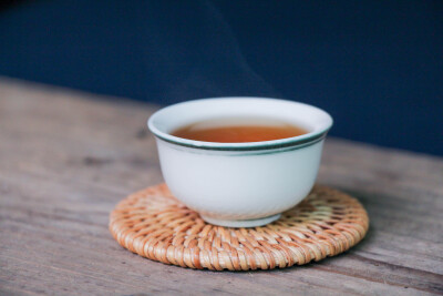 若能杯水如名淡，应信村茶比酒香。