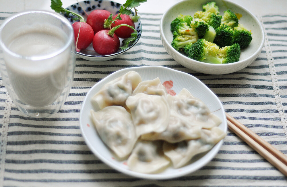 03.25水饺 奶茶 豉油拌西兰花 水萝卜
