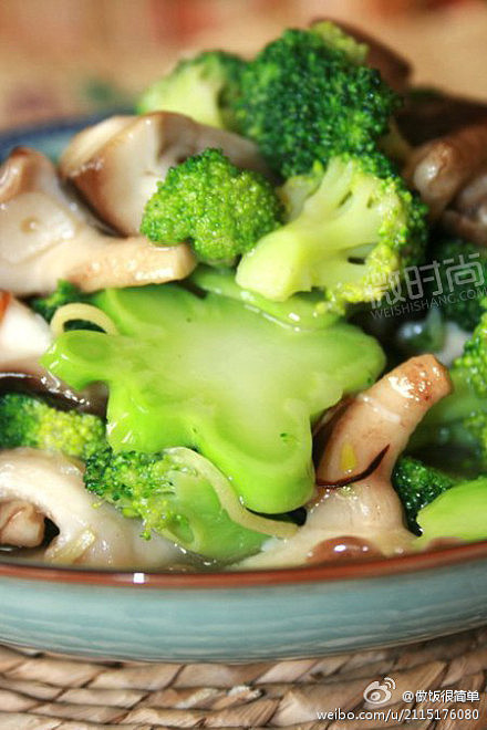  【西兰花炒香菇】材料:西兰花、葱姜蒜、盐、鸡精、香菇、水淀粉、糖；作法:1.西兰花洗净，掰成小块，焯水；2.香菇洗净撕开；3.锅中烧油，先炒葱姜蒜；4.放入香菇翻炒，炒软后放入西兰花微炒几下；5.放入盐、糖、鸡精调味，最后淋一点点水淀粉收汁即可~