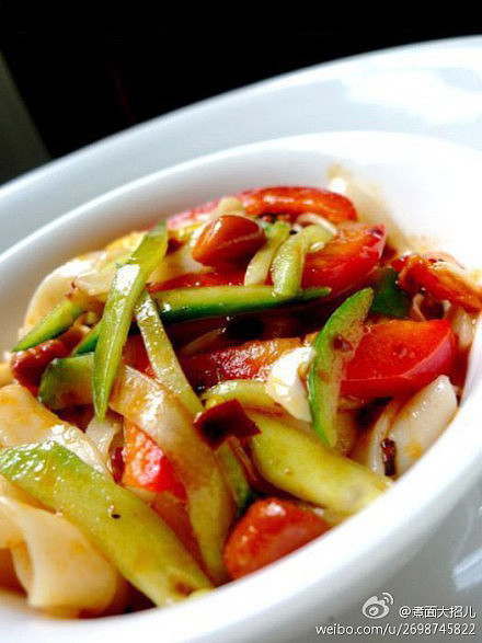  【开胃凉面】1.将面条放开水里煮熟，捞出后用纯净水过凉2遍，滤干水待用；2.小黄瓜、红黄彩椒分别切成细丝，大蒜瓣切成细碎小丁；3.菜内加入少许盐、醋、白糖、芝麻油、老干妈辣椒酱，再倒入面条里拌匀即可~