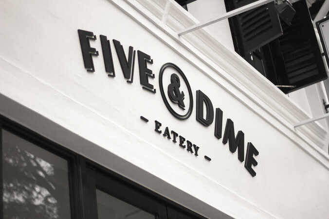 Five &amp;amp; Dime（5和10美分）是新加坡一家咖啡餐厅，这个奇怪的名字其实是指他们餐厅有很多卖5和10美分的廉价商品，所以Bravo Company不但设计了品牌的视觉形象，还设计了很多适合来卖的商品。