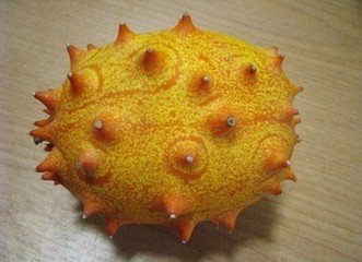  火参果：亦称“非洲蜜瓜”，英文名Kiwano，原产于非洲南部沙漠中，藤本蔓生植物，成熟时长有带刺外皮，多汁，味道似香蕉、柠檬和黄瓜的三种混合。目前这一水果新品种已获美国园艺师加以改良培植，在美国加州为数不少的果园中种植